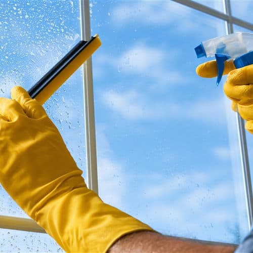 Equipo de Pro Clean atendiendo una consulta de limpieza de edificios en Ferrol