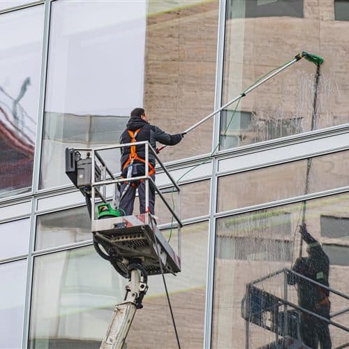 Profesional de Pro Clean realizando servicios de limpieza en un edificio de Ferrol
